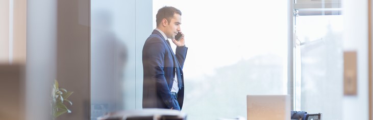 Der Mann telefoniert im Büro